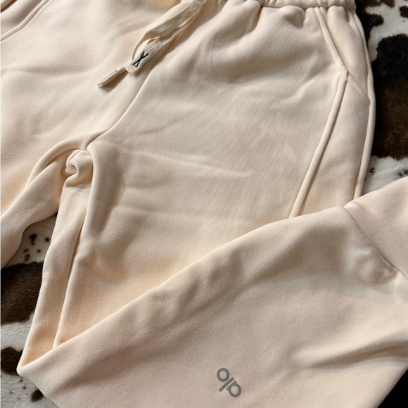 Alo Yoga Accolade Joggers Cream Neutral Fleece Sweatpants NWOT - Picture 3 of 8
